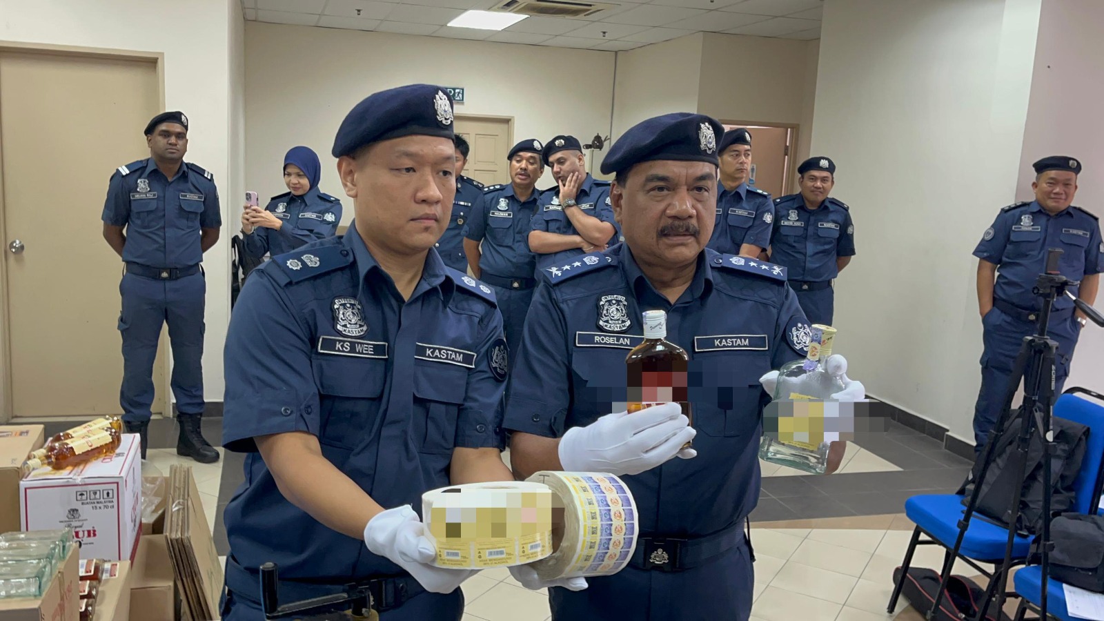 养蛙群“看门” 假酒坊遭检举